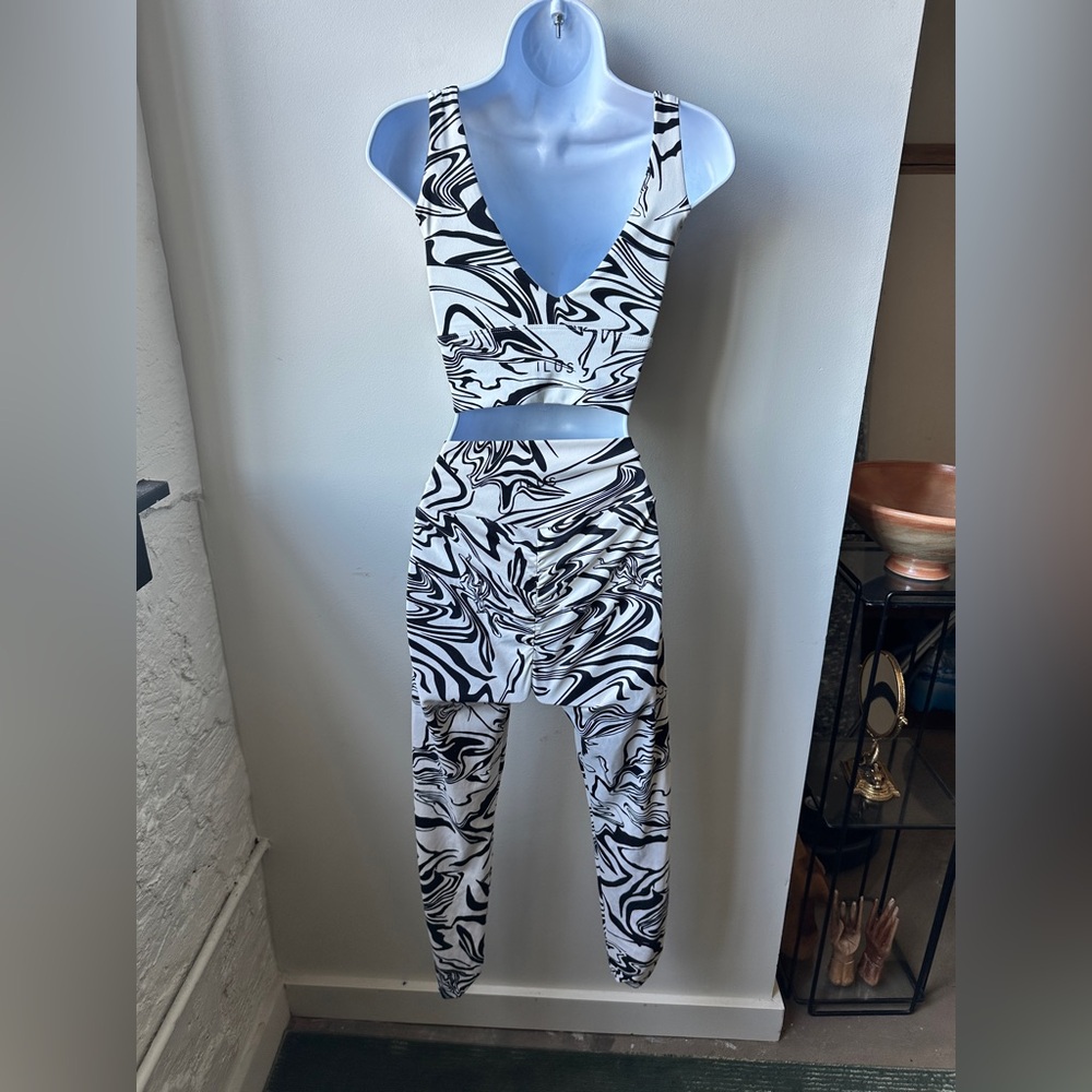 Women’s Marble Print Workout Set (XS Top, M Leggings) - Picture 7 of 8